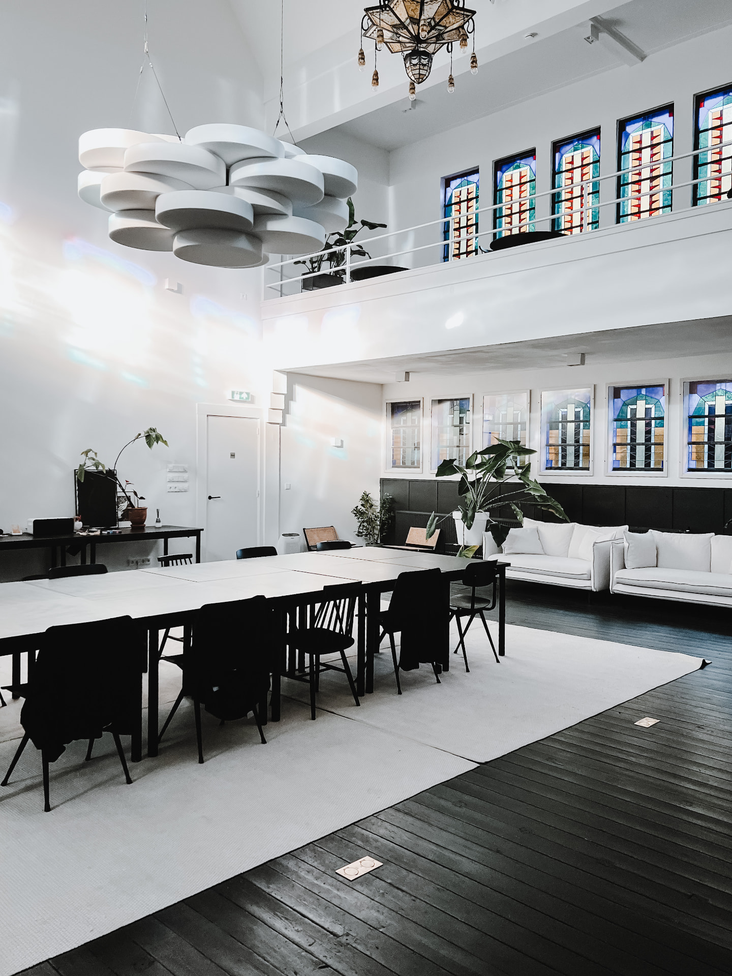 De grote zaal van House of Meaning in Hilversum